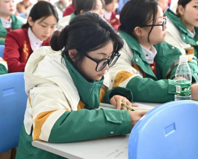 上好学的热切等更有教育资源分配长期不均学区区分固化的积弊 上好学的热切等更有教育资源分配长期不均学区区分固化的积弊