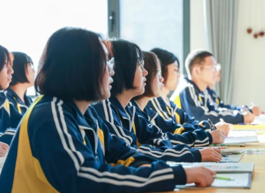 努力模拟教师的启发式教育引导学生参与推理考虑和验证 努力模拟教师的启发式教育引导学生参与推理考虑和验证